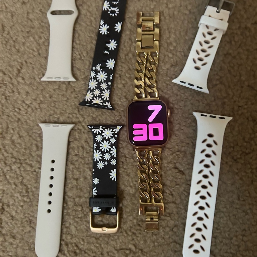 2 chargers included
Like new - little wear
Bands included